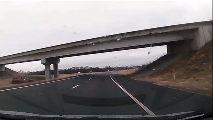 Il filme un chauffard qui se crash en face sur l'autoroute