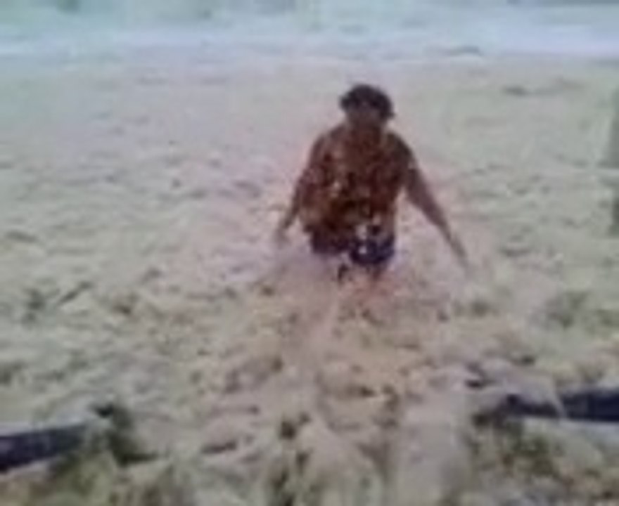 Mamie joue dans la mousse... Bain moussant géant