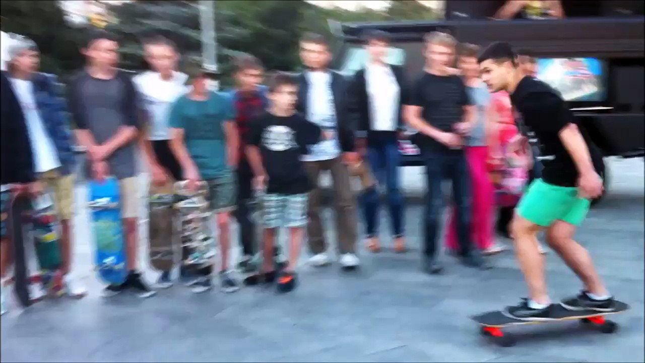 Ce skater ne pensait pas qu'il y avait autant de marches à sauter... FAIL