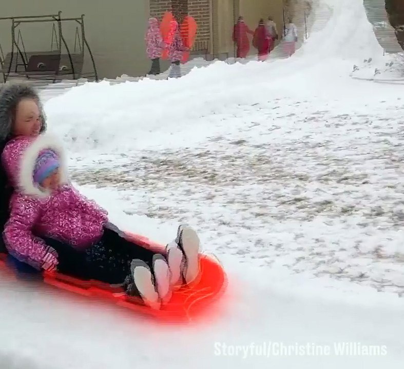 Ce papa est super, il a véritablement construit une piste de luge autour de sa maison afin de délirer avec ses enfants