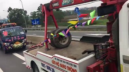 Đám cưới "độc" nhất quả đất: Rước dâu bằng... xe cứu hộ giao thông