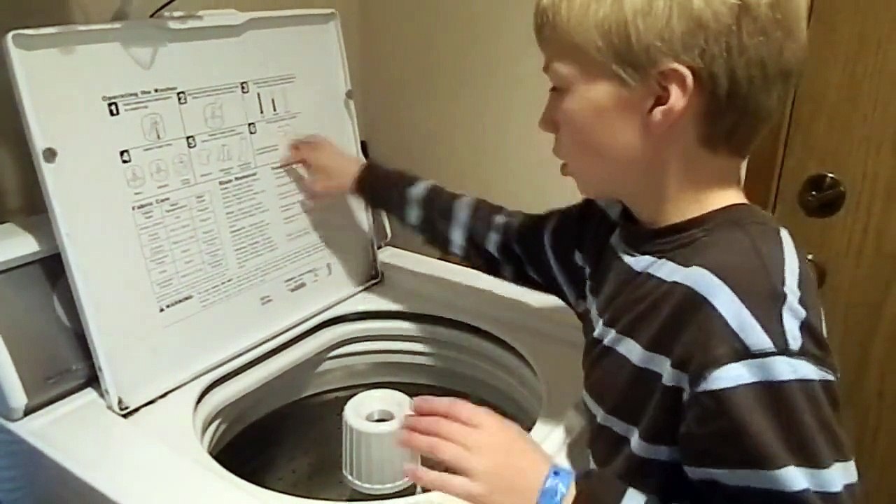 On fait de la musique avec ce qu'on peut... Lui c'est une machine à laver