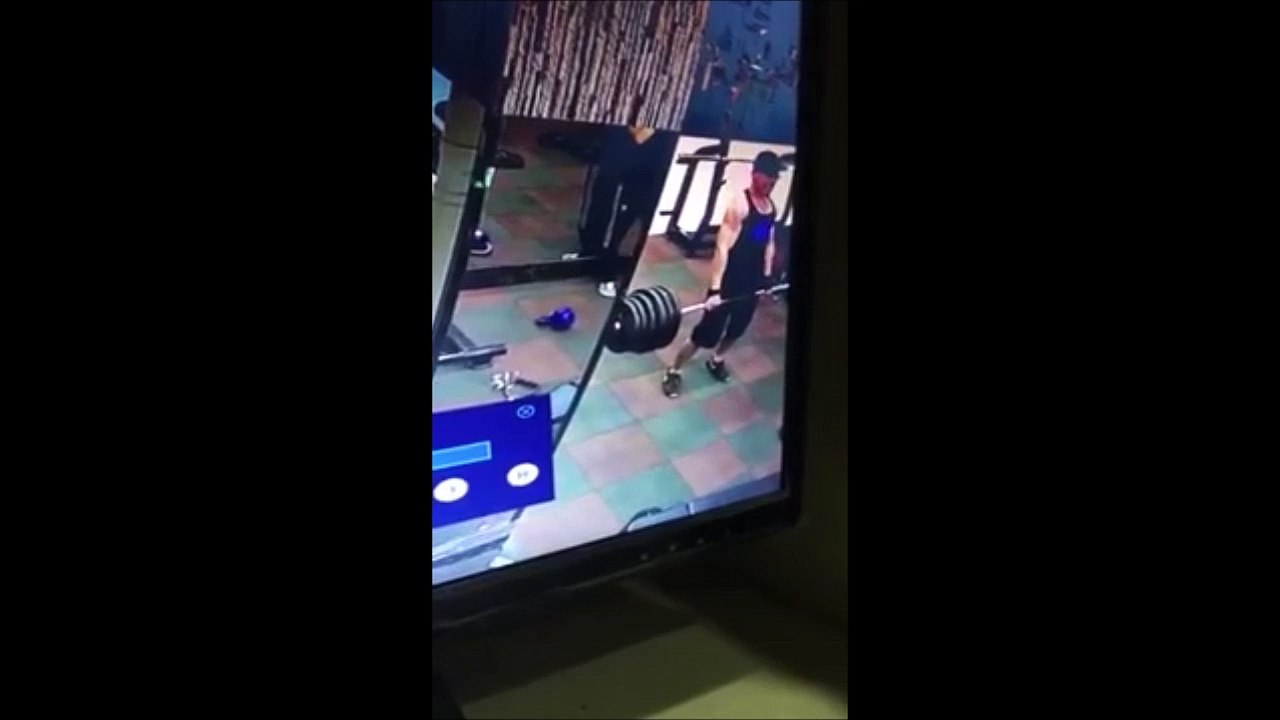 Il se casse le dos en deux en voulant soulever une barre bien trop lourde