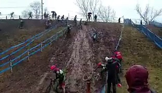 Pente très compliquée pour ces coureurs de cyclo-cross... Boueux et glissant