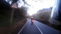 Un chauffard fait tomber un motard en lui coupant la route et s'enfuit