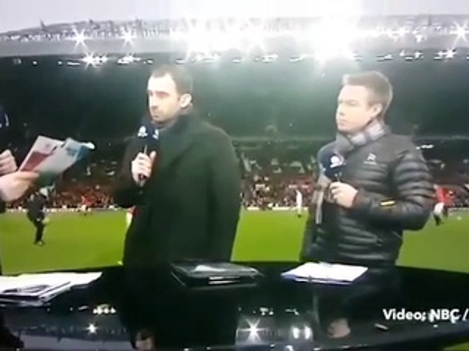 Wayne Rooney sauve ce journaliste de justesse... Bravo