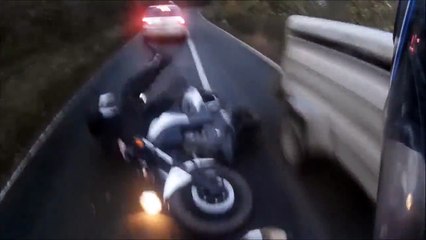 Un automobiliste freine devant un motard, provoque sa chute et fait un délit de fuite
