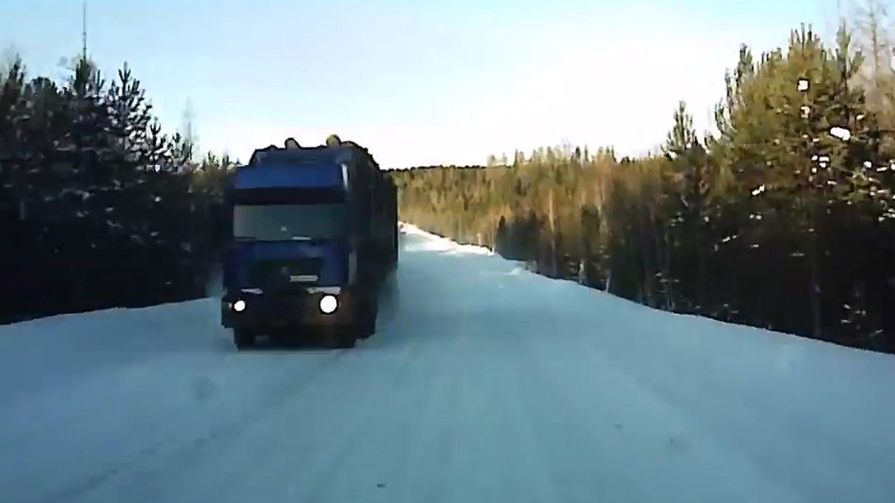 Dépassement dangereux sur une route enneigée