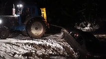 Ce tracteur voulait sortir cette BMW du fossé mais...ça ne s'est pas vraiment passé comme prévu ! Énorme FAIL !