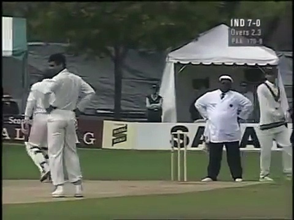 Sachin Tendulkar vs Waqar Younis how did he survive this over