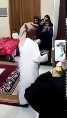 70 saal ka budha awr jawan lrki ki shadi ne internet pr dhoom macha di