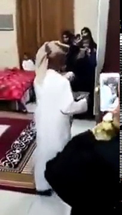 70 saal ka budha awr jawan lrki ki shadi ne internet pr dhoom macha di