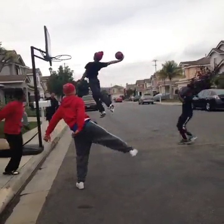 Le dunk que tu rêves de marquer avec l'aide de tes potes