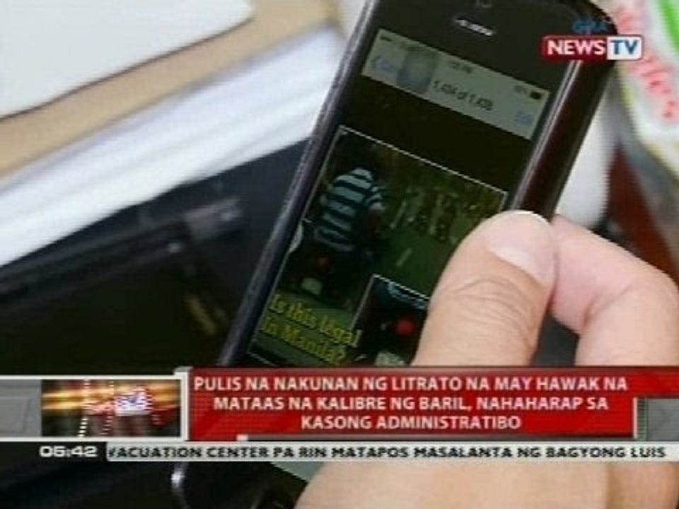 Pulis na nakunan ng litrato na may hawak na mataas na kalibre ng baril, nahaharap sa kaso