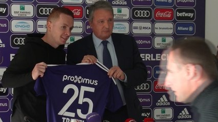 Trebel pose avec le maillot d'Anderlecht
