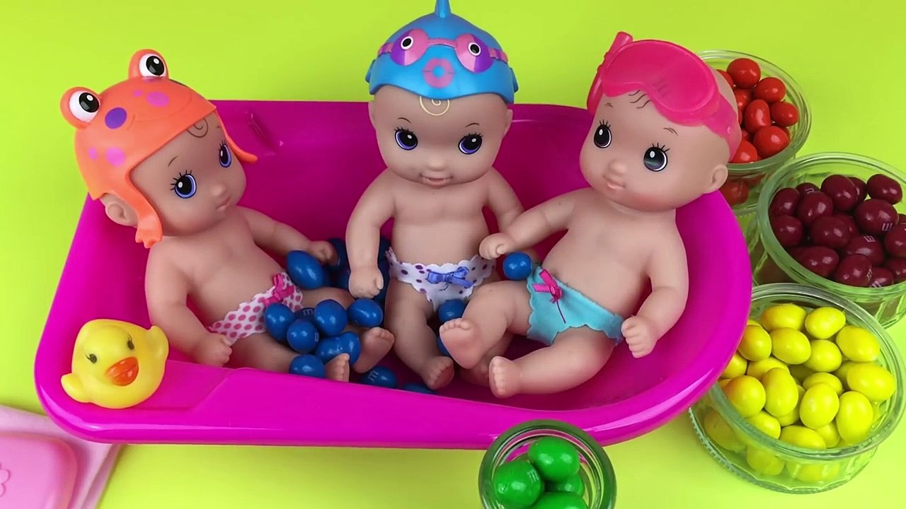 Learn Colors Baby Doll Bath Time M&Ms Chocolate Candy How to Bath Baby Videos Toddler Pretend Play