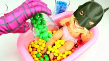 Плохая Кукла учим цвета ванна с М&М конфеты весело учить цвета для малышей