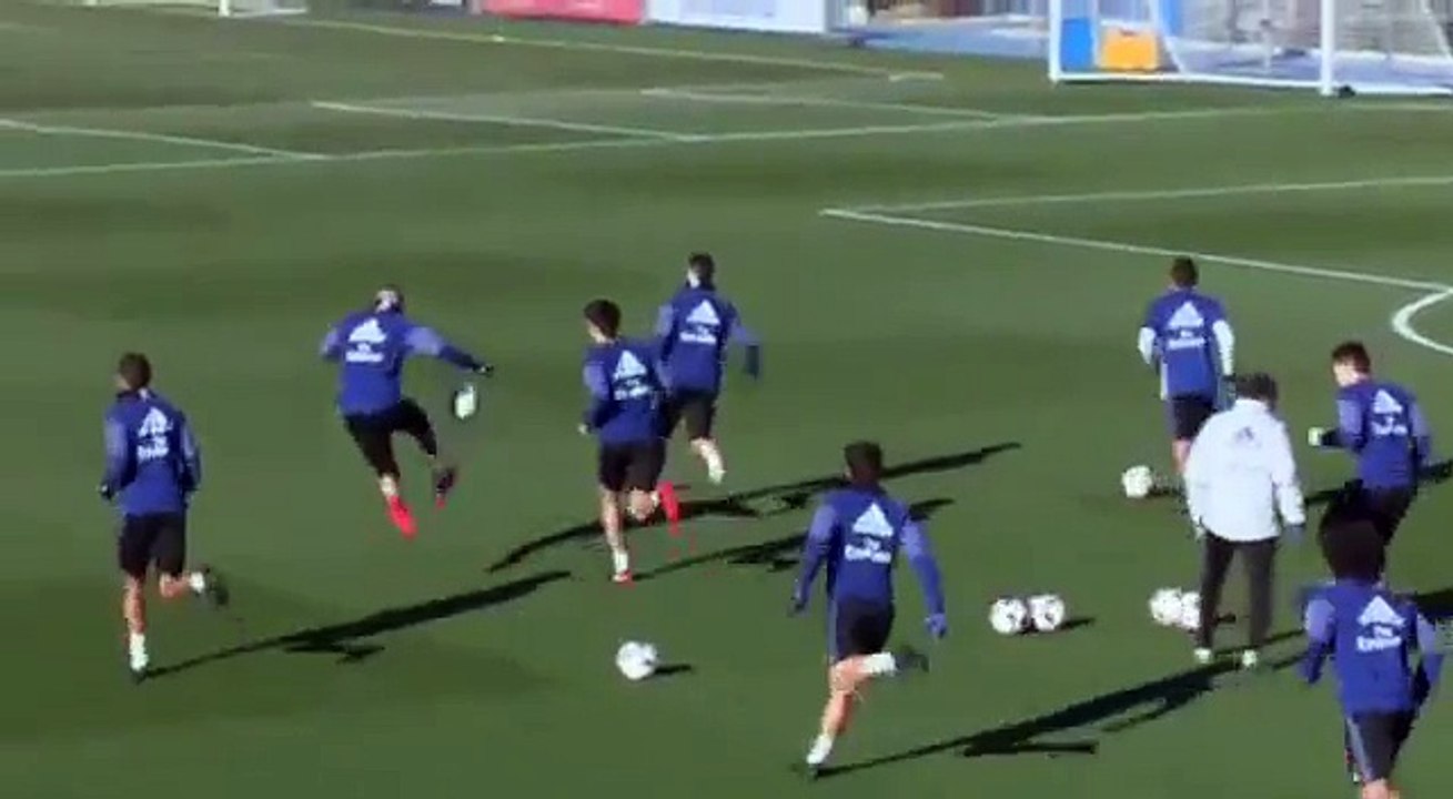 El Cristiano Ronaldo más travieso: balonazo al preparador físico