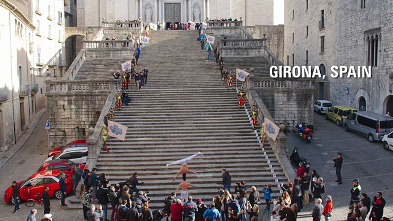 Cet homme monte 90 marches d’escalier avec un homme en équilibre sur sa tête !