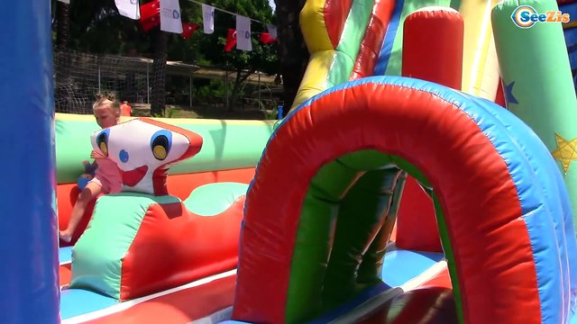 ПОКОЙО. Ярослава в Домике с Котятами! Прыгаем на батуте в парке. Видео для детей. Pocoyo Toys