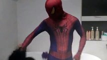 Человек-паук против Венома Спайдермен Ванна время трансформации реальной жизни Супергеройское кино смешно