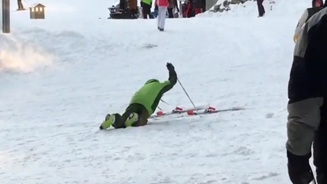 Ivre, un skieur n'arrive pas à chausser ses skis