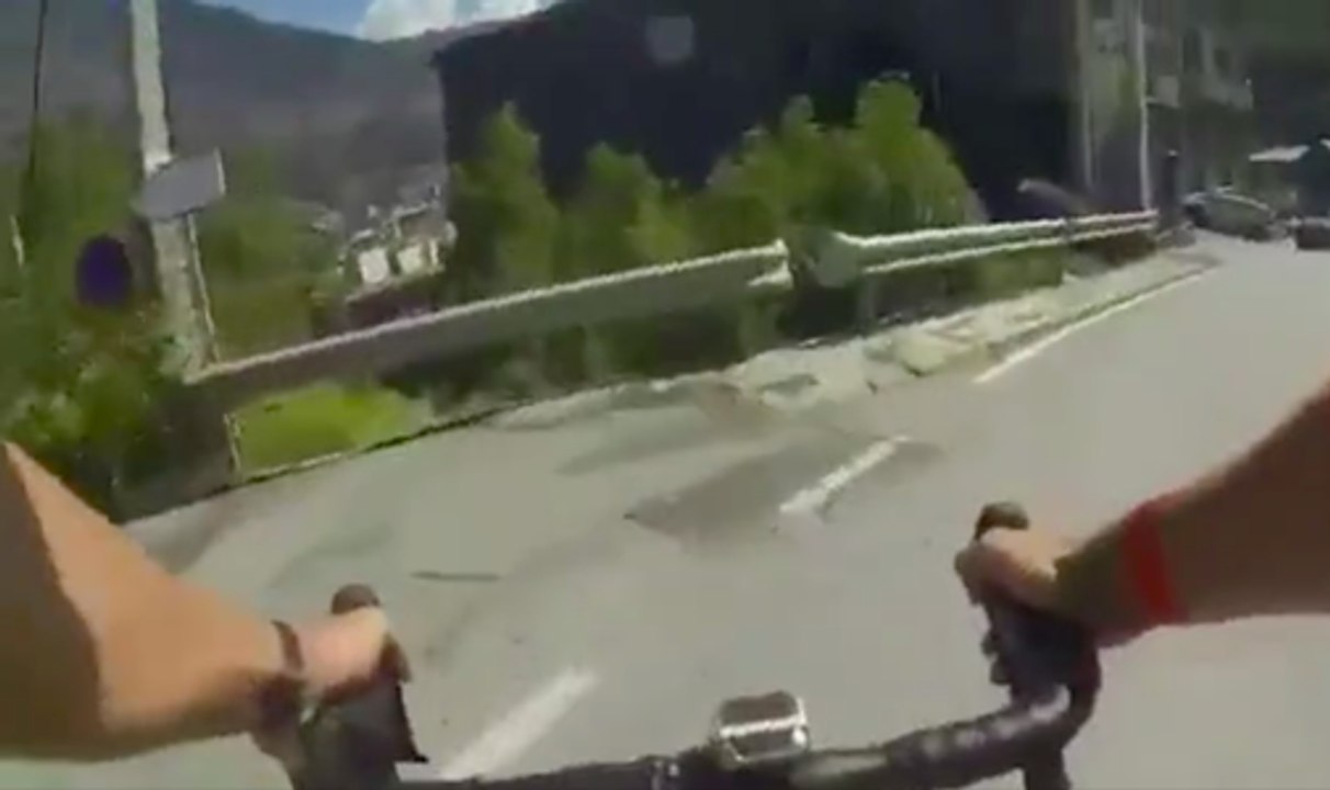 Un cycliste va faire une impressionnante pendant un entrainement en montagne !