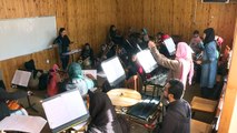 اول اوركسترا نسائية بالكامل في افغانستان تعزف امام كبار العالم