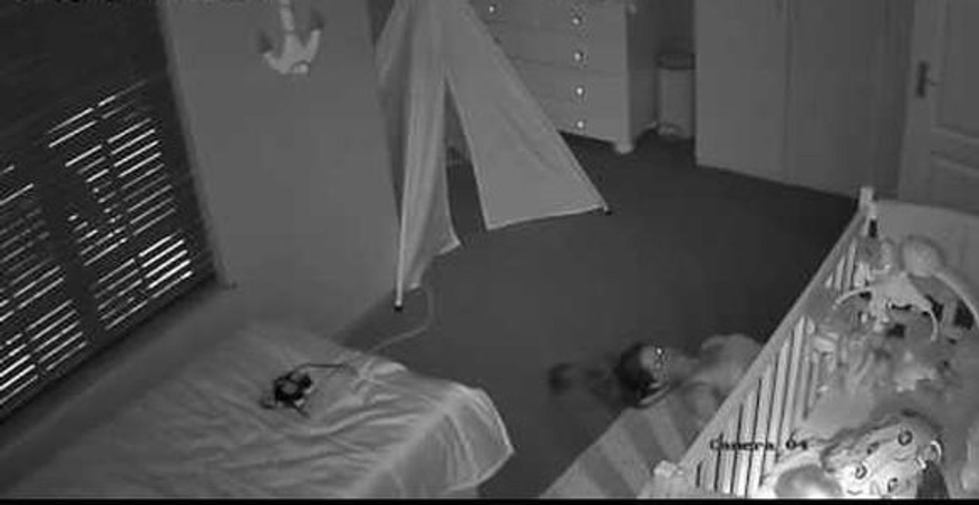 Une mère tente de sortir furtivement de la chambre de son bébé !