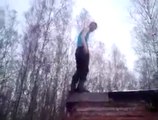 Un homme saute d'un toit et tombe la tête dans la neige !