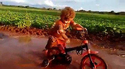 Un petit garçon se roule dans une mare de boue !