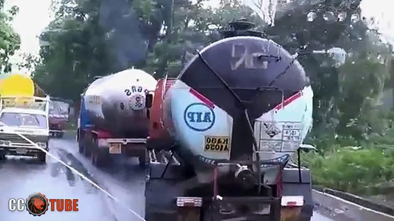 DANGEROUS OVERTAKING! Stupid Crazy Drivers 2017, Extreme Driving Fails, Road Rage And Sounds