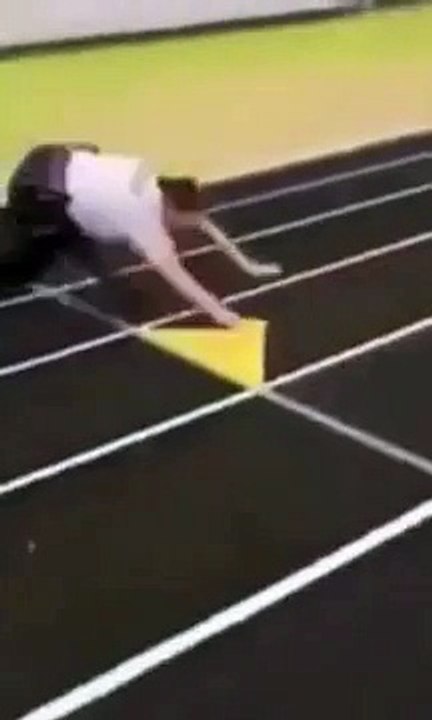 Ce jeune enfoiré balance un ballon sur le vélo d'une policière qui se prend une gamelle mémorable