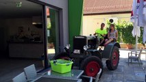 Kinofilm Mademoiselle Marie -Anlieferung Traktor(c)Filmproduktion Fürth