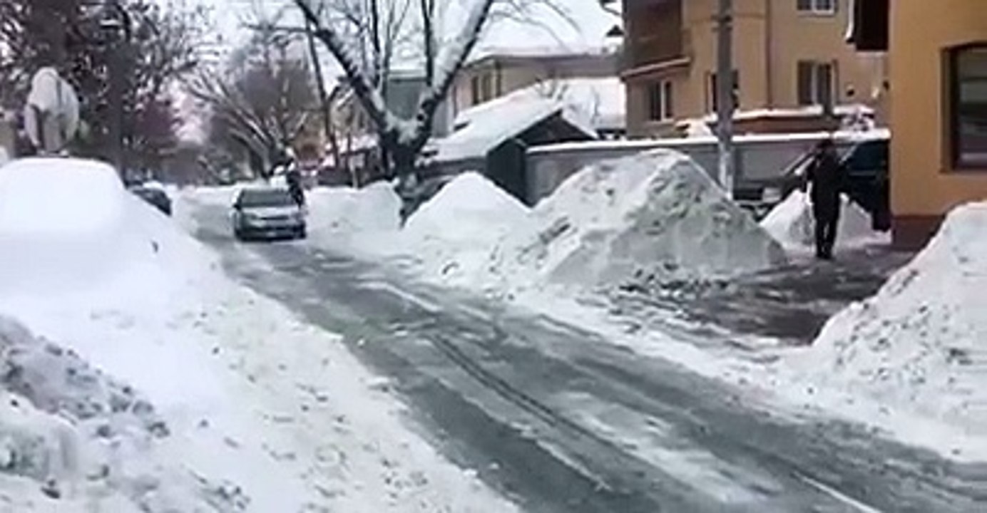 Acestui ROMAN i-a fost prea lene sa mai deszapezească masina. Priveste cum a iesit din nameti!