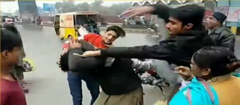 Larki Ko Chairne per Shehrion ne Aik Nujawan ki Durgat bana di