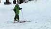 Un skieur ivre n'arrive pas à chausser ses skis