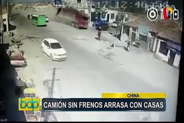 China: camión pierde el control y derriba una hilera de casas