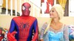 Spidergirl contra Spiderman contra Spiderbaby! Tio homem aranha! Super-herói engraçado na vida real