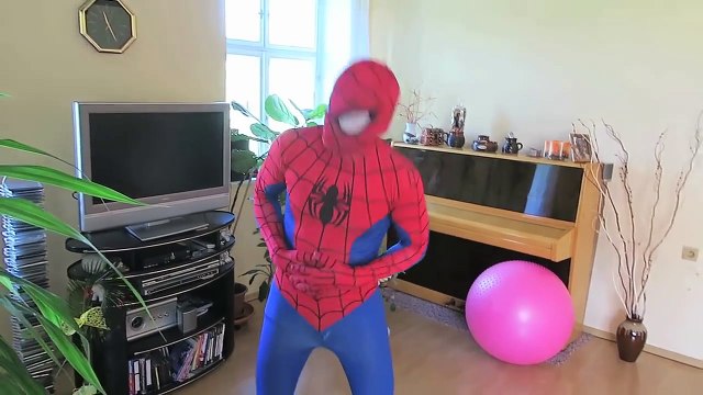 Беременных розовый Человек-паук против плохой мальчик! ж/ Спайдермен и замороженные elsa Spiderbaby шутки в реальной жизни!