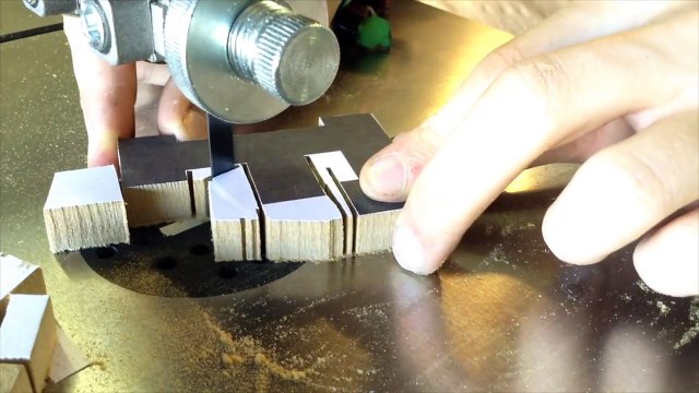 Built for Fun #29 Première utilisation de ma scie à ruban : Quelques lettres...