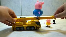 Peppa pig family working with a Super yellow crane, peppa pig construction