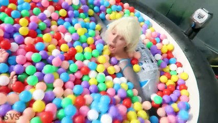 FROZEN ELSA SLIME BATH & GELLI BAFF & BALL PIT BALLS w/ Spiderman vs Joker - Superheroes Real Life