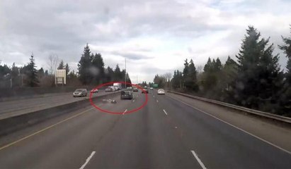 Çarptığı aracın üstünde kaldı