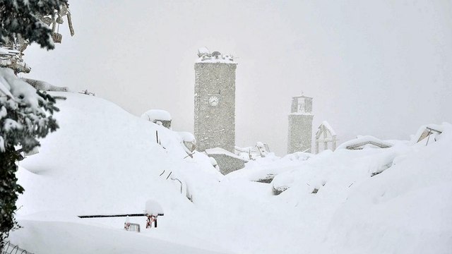 Heavy snowfall hampers rescue operations in Italy