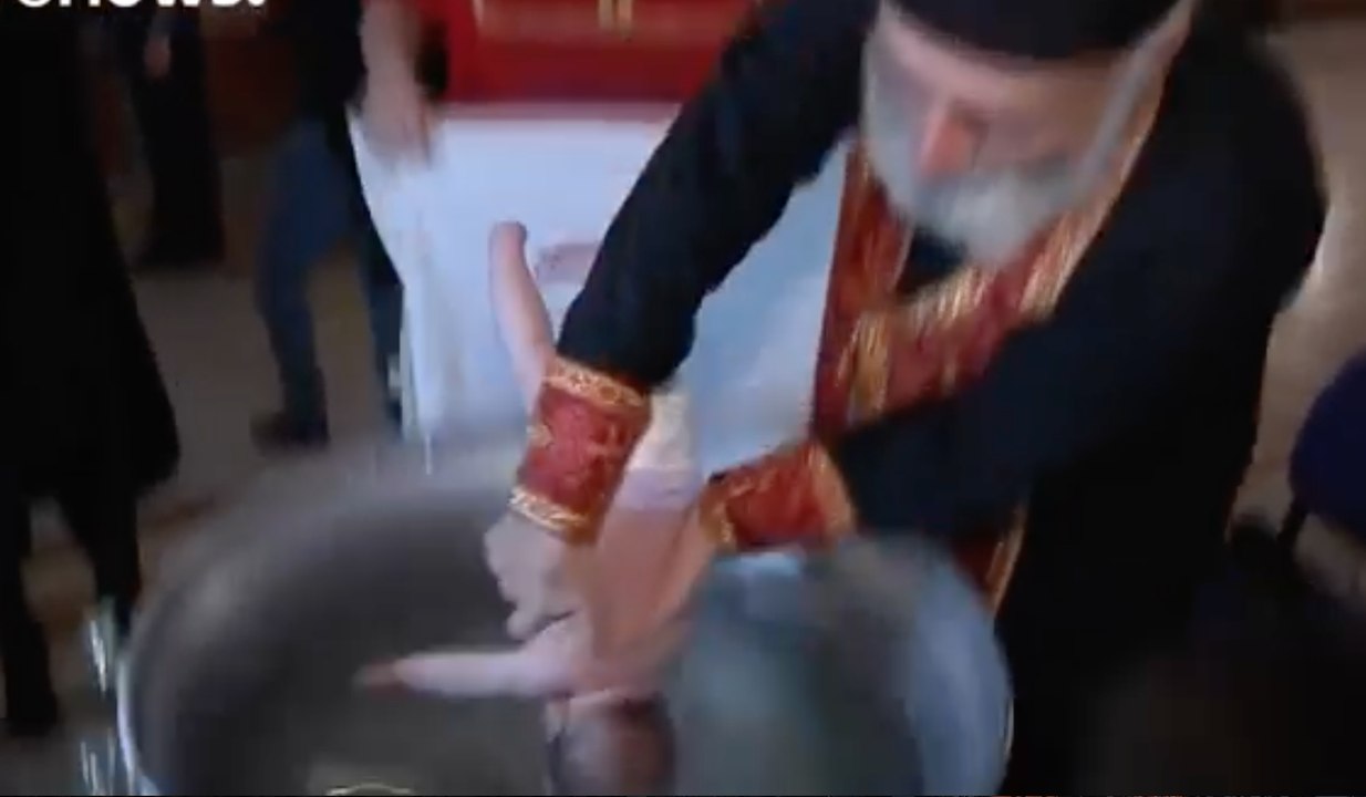 Un curé a un drôle de technique pour baptiser les enfants