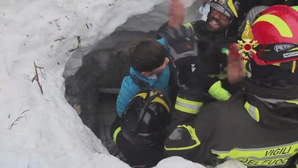 Avalanche en Italie : au moins 10 survivants localisés