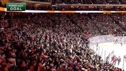 Reprise de volée pendant un match de hockey sur glace