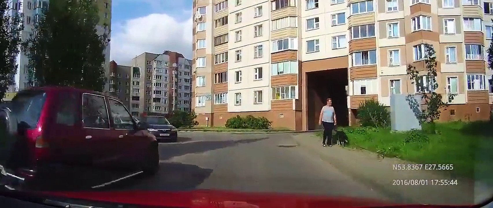 Всегда ездите во дворе медленно! Смотреть всем водителям.  Видео 2016