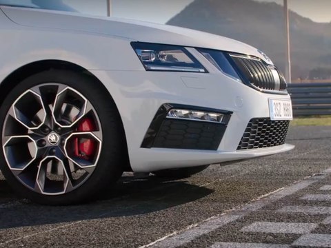 La Skoda Octavia RS restylée s’attaque à la piste